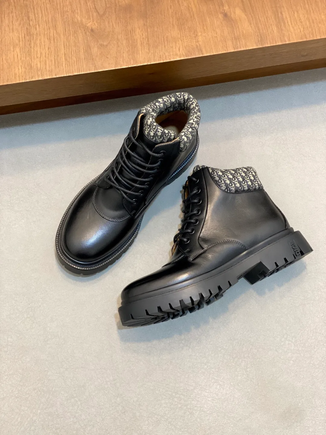 [DIOR] Top P: 900💰 Size: 39-44 (38.45. Can be customized) 2025ss Dior Dio* - autumn and winter luxury men's mid-top short boots, purely handmade, both inside and outside are imported first-layer cowhide, high-end quality and exquisite craftsmanship. Original TPU combination outsole. Wear a noble gentleman's taste. The best last type has been carefully debugged. Comfortable.